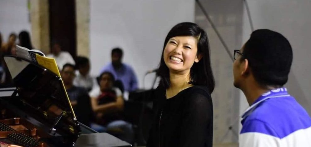 Dr. Mary Chung, assistant professor of music at Ouachita, teaches a piano masterclass at the Clínicas Instrumentales Festival held in Cartagena, Colombia.